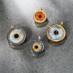 Anhänger mit einer Iris