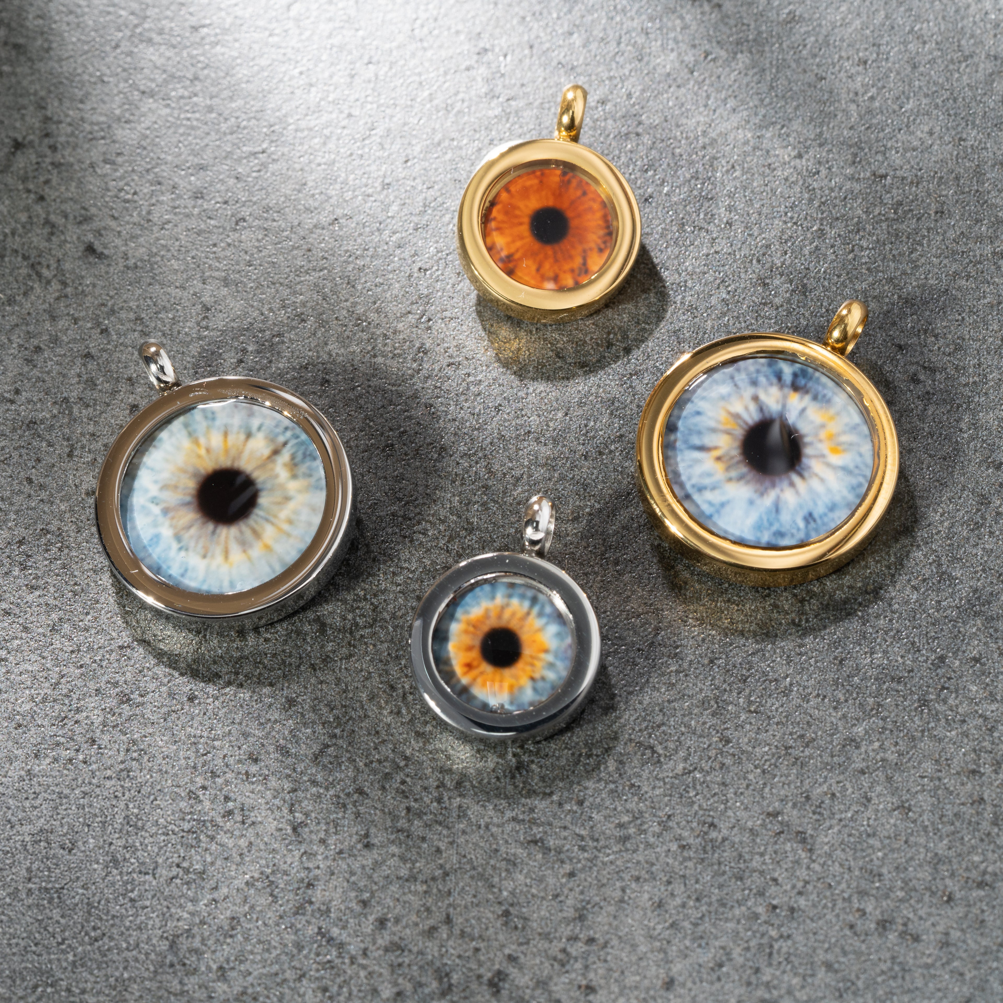 Anhänger mit einer Iris