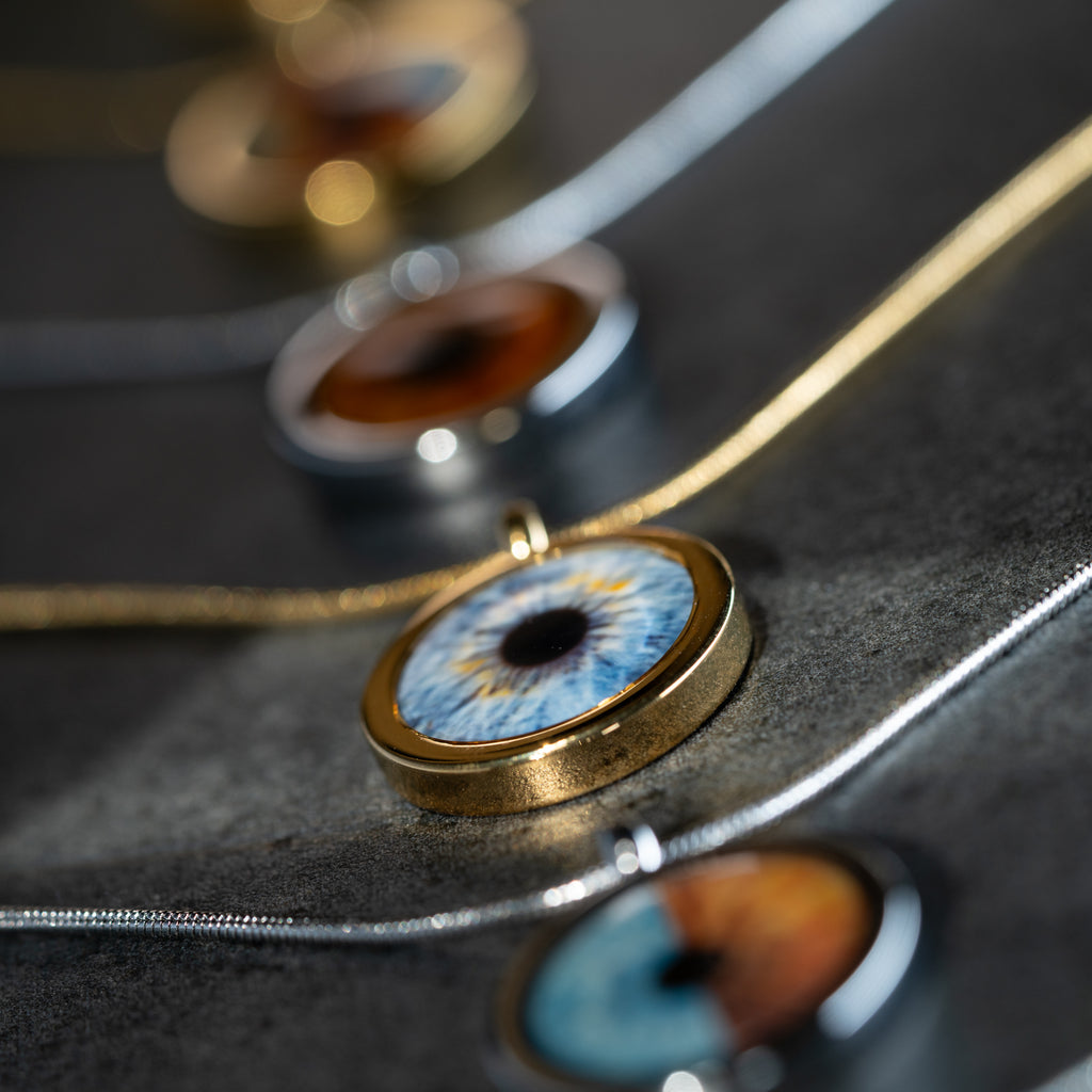 Anhänger mit einer Iris