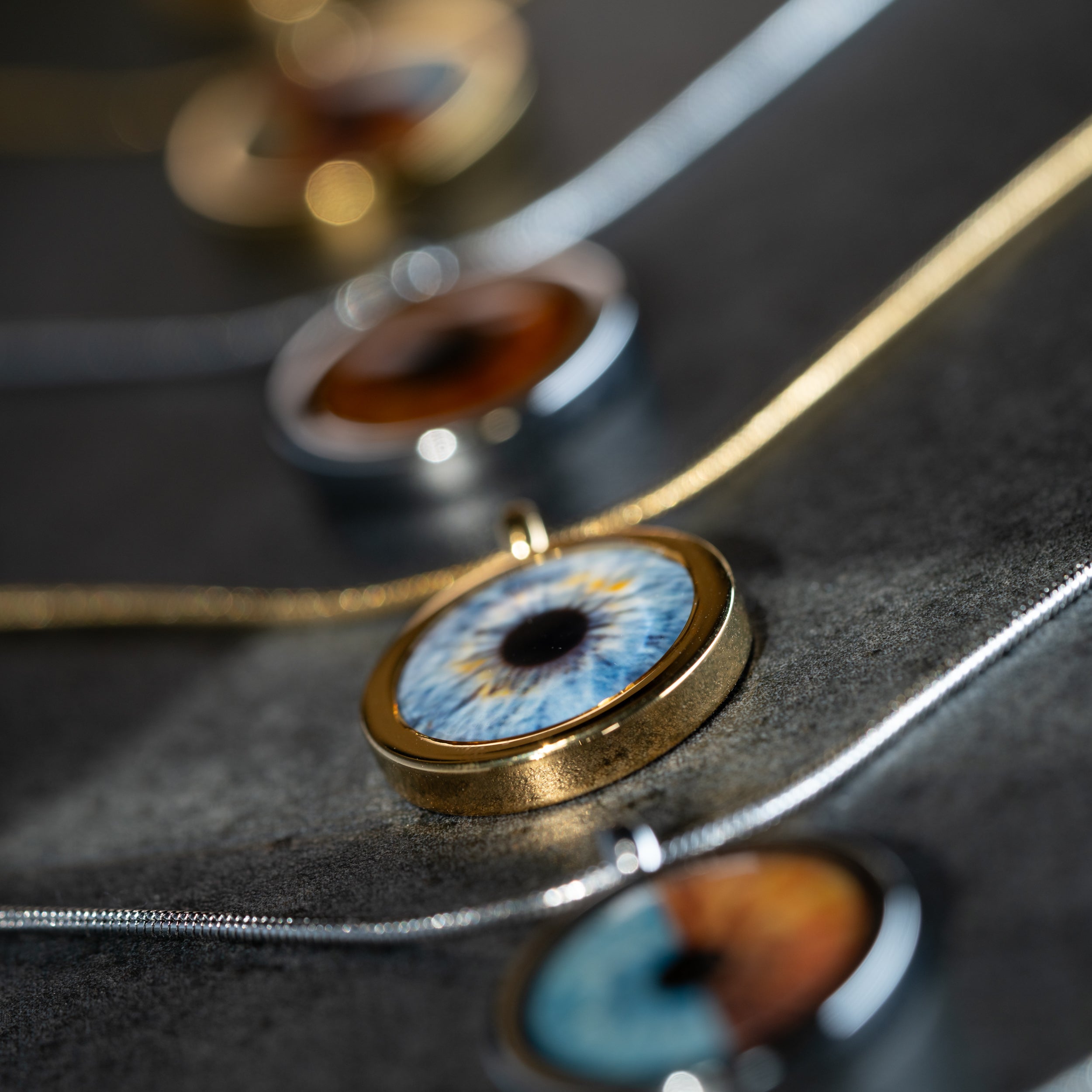 Anhänger mit einer Iris